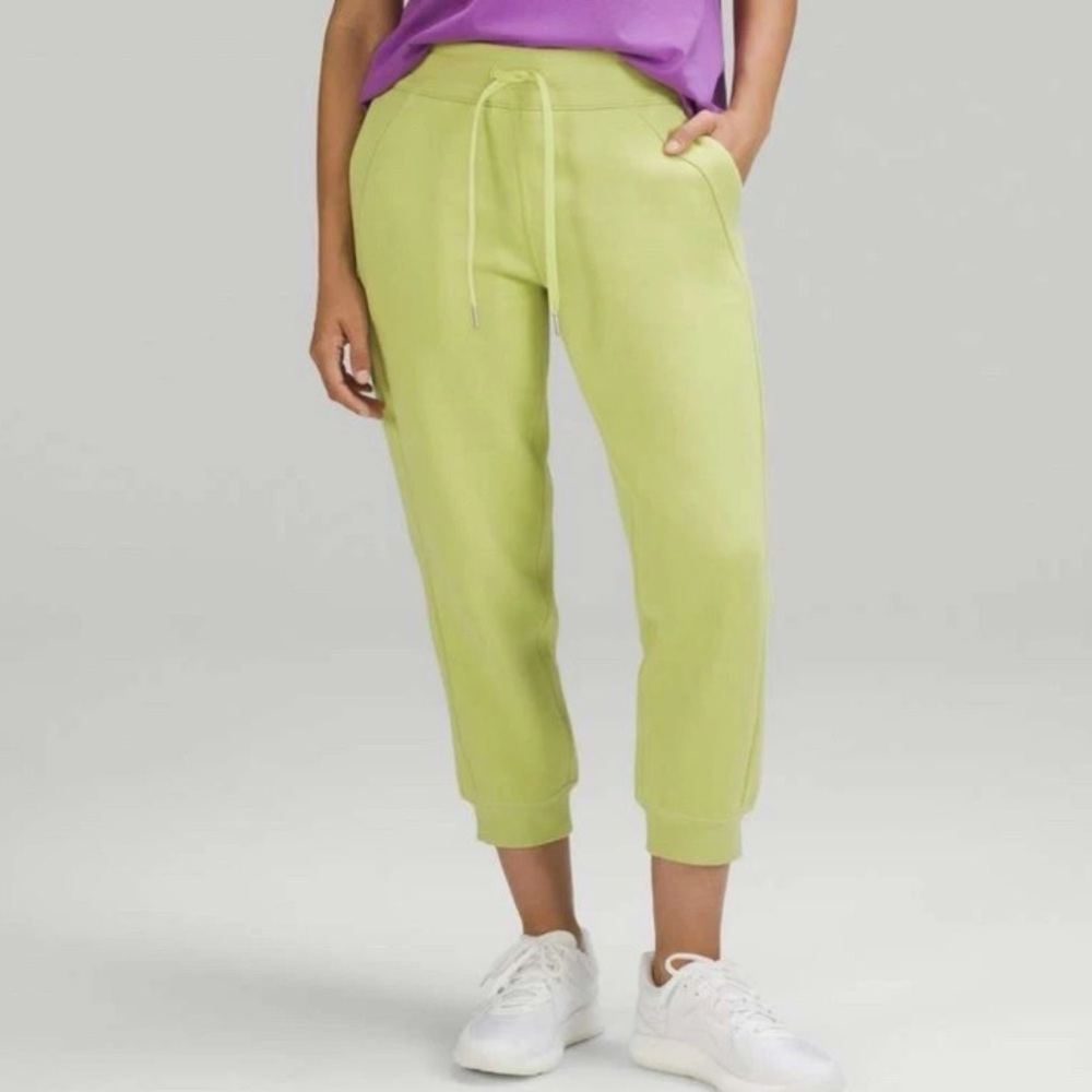 Lululemon Scuba High-Rise Cropped Pull On Joggers in the color Wasabi Size 6